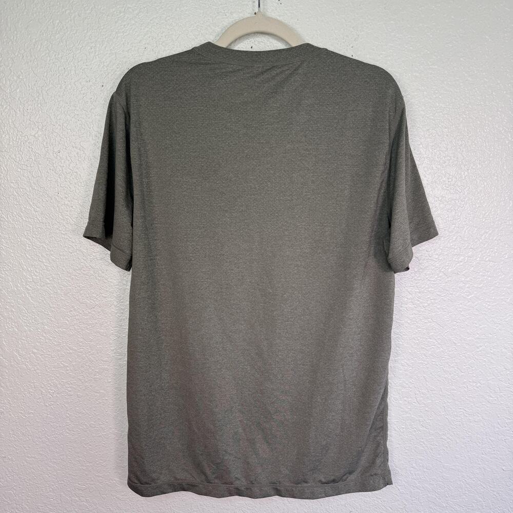 Vuori Shirt Mens Medium Tradewind Performance T-Shirt Pocket Tee Activewear M - Picture 2 of 8